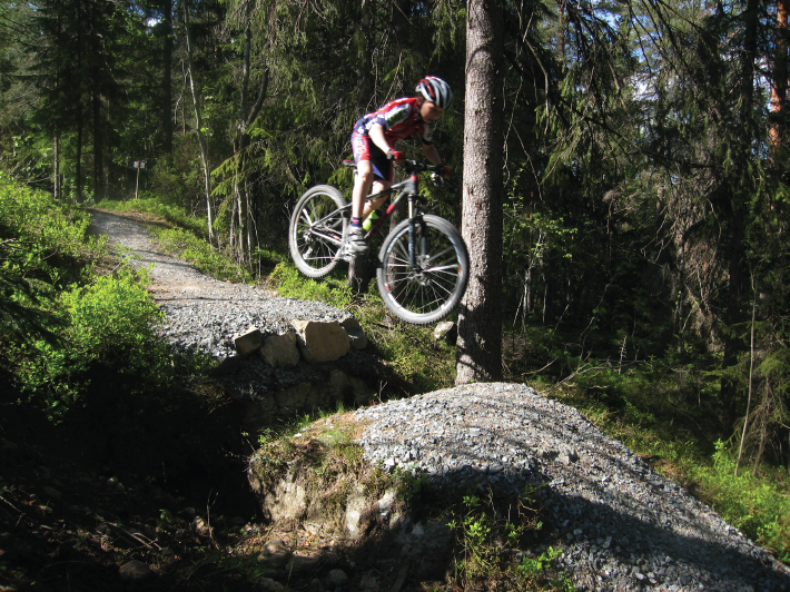 Syklist hopper i skogen