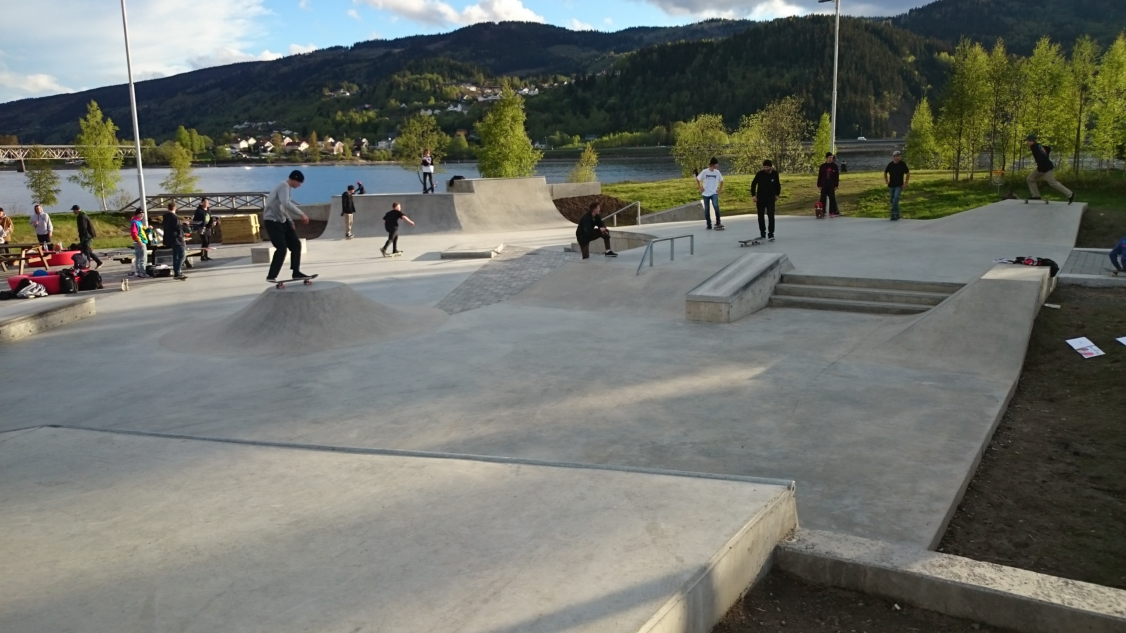 Lillehammer skatepark på åpningsdag med øverste plan i bruk