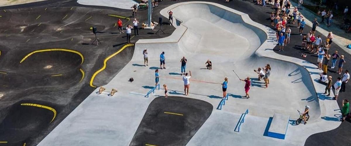 Mange barn og voksne samlet rundt aktivitetsparken