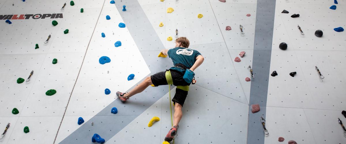Den unike klatreveggen er en sentral del av anlegget og med sine 13,5 meter strekker den seg gjennom anlegget. Foto: Kristian Thorsen/Sit Gutt i klatrevegg
