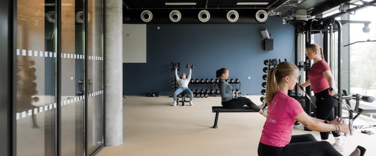 I første etasje finner du styrkerommet med en rekke manualer og stykreapperater, akkurat det et treningssenter skal inneholde. Foto: Kristian Thorsen/Sit Treningsrom første etasje