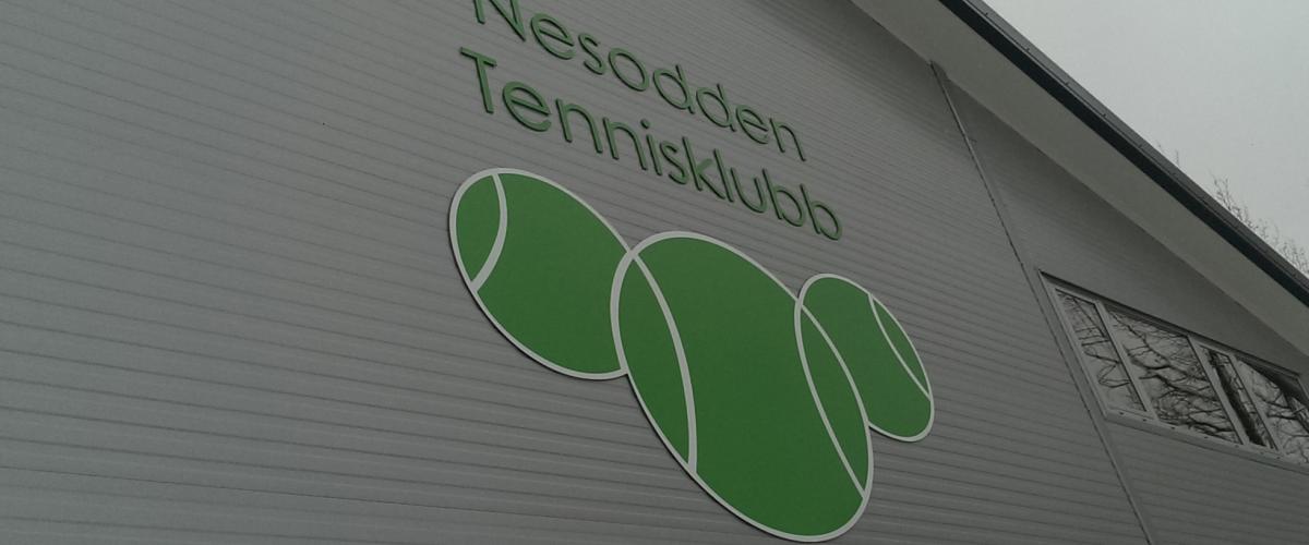 Bergerhallen Nesodden tennisklubb, utside med logo på vegg