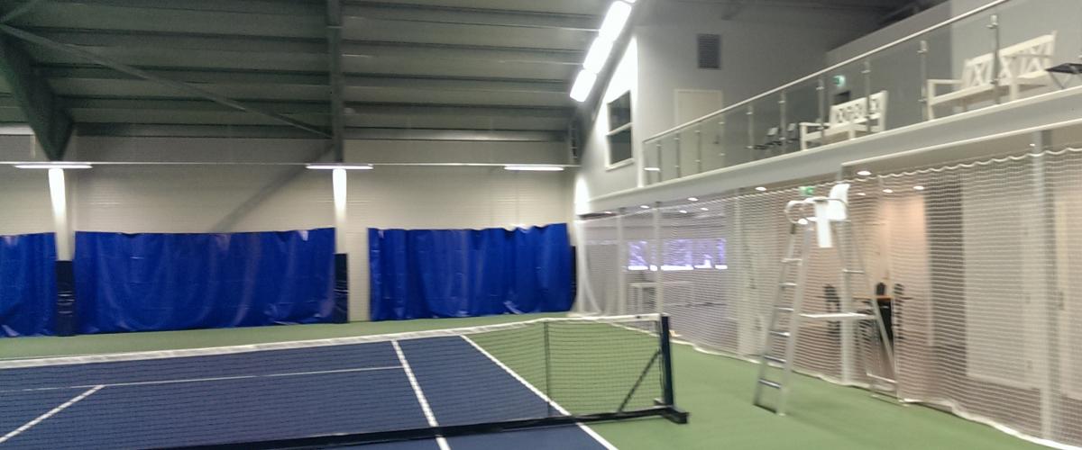 Innendørs tennishall, tennisbane