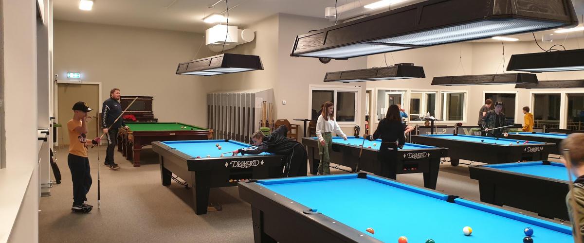 Barn og ungdom spiller biljard