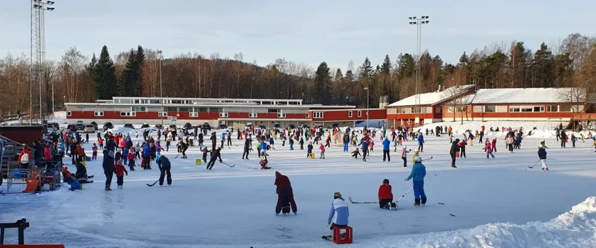 ALLSIDIG: Banen brukes også av nærliggende skoler - noe som gjør anlegget mye brukt, hele året. Foto: Øvrevoll Hosle IL Bilde av Hoslebanen med masse brukere i sving, de fleste skolelever.