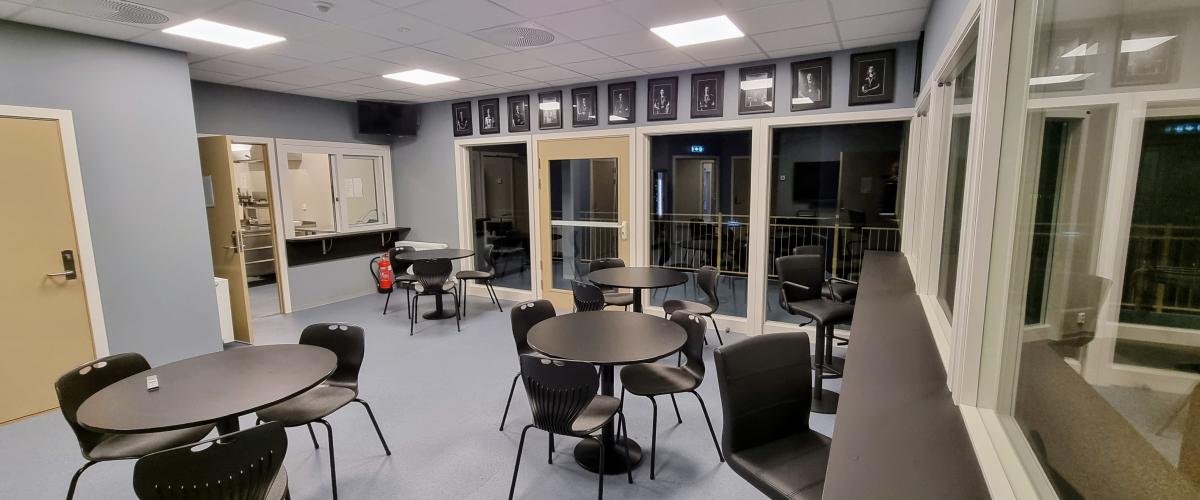 Kantina med kjøkken i bakgrunnen