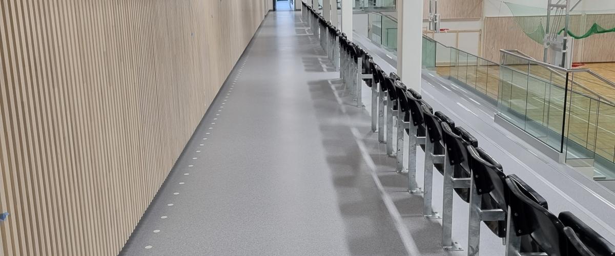 Spilepanel bak tribunen