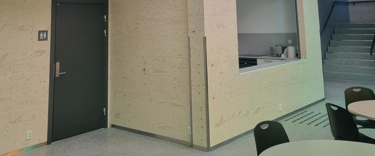 Vestibyle med kiosk og sittegrupper