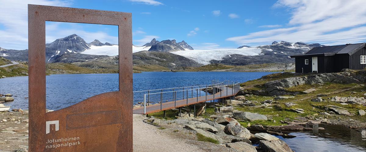 Turvegen har virkelig spektakulære omgivelser! Foto: Kari Sveen Ramme i cortenstål og deler av stien