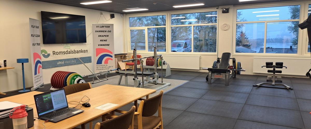 konkurranseområdet fra annen vinkel. Her ser man også dommer-området til venstre for konkurranse-plattformen og utsikten gjennom vinduene til høyre for konkurranseplattformen.