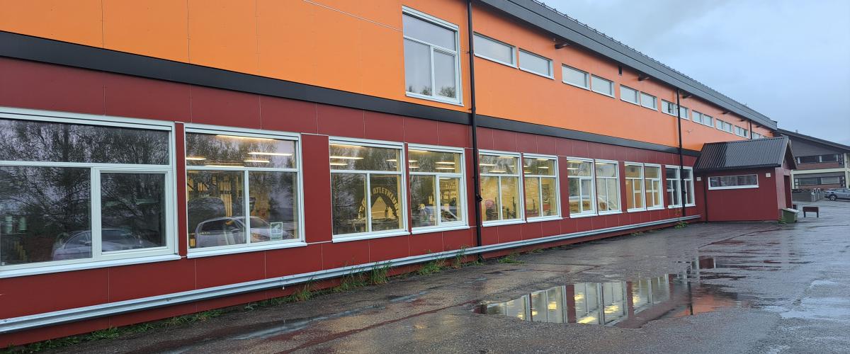 Bilde av den asfalterte parkeringsplassen som ligger rett utenfor anlegget. 