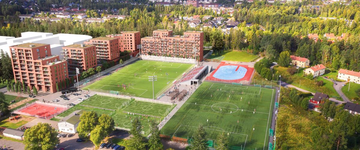 Oversiktsbilde av Rolvsrud Arena med nye boliger bak