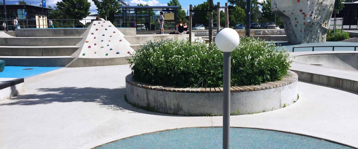 Balansebrett og klatrestein i Jernbaneparken