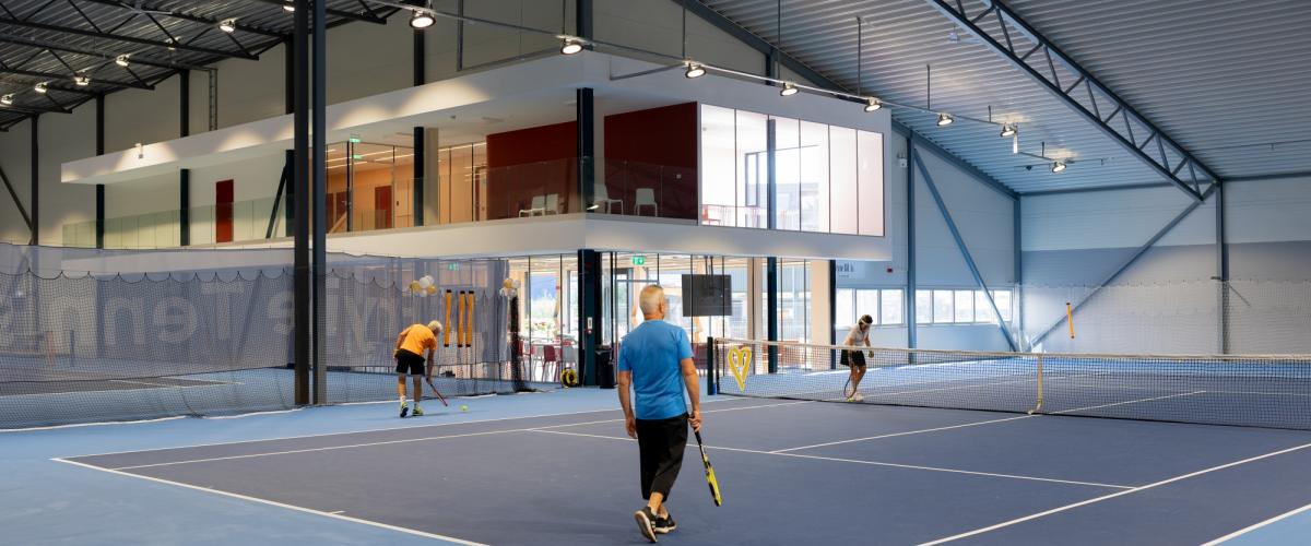 Pensjonister spiller tennis.