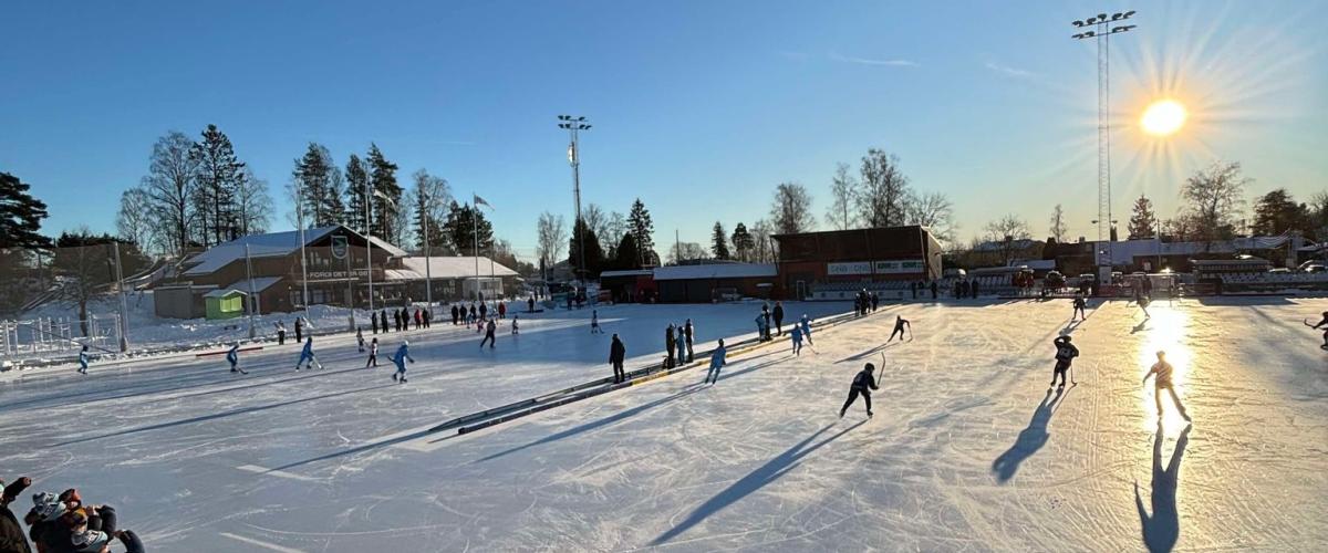 POPULÆR: Hoslebanen er et populært aktivitetstilskudd i nærmiljøet, og brukes flittig av Øvrevoll Hosle IL, samt skoler og til egenorganisert idrett. Foto: Øvrevoll Hosle IL Bilde av Hoslebanen en vinterdag, med masse folk rundt på banen.