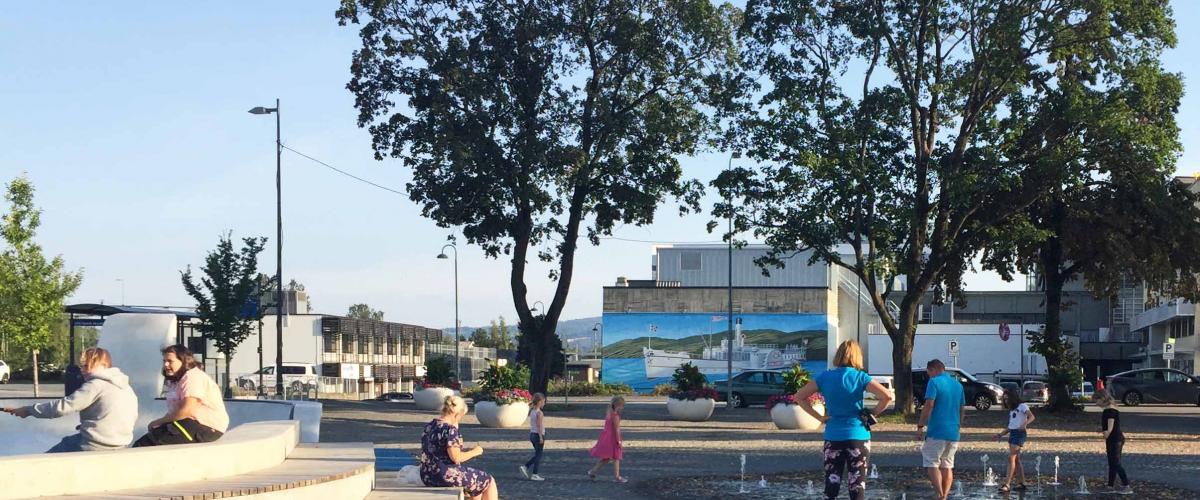 Multibenker og lek i fontene i Jernbaneparken