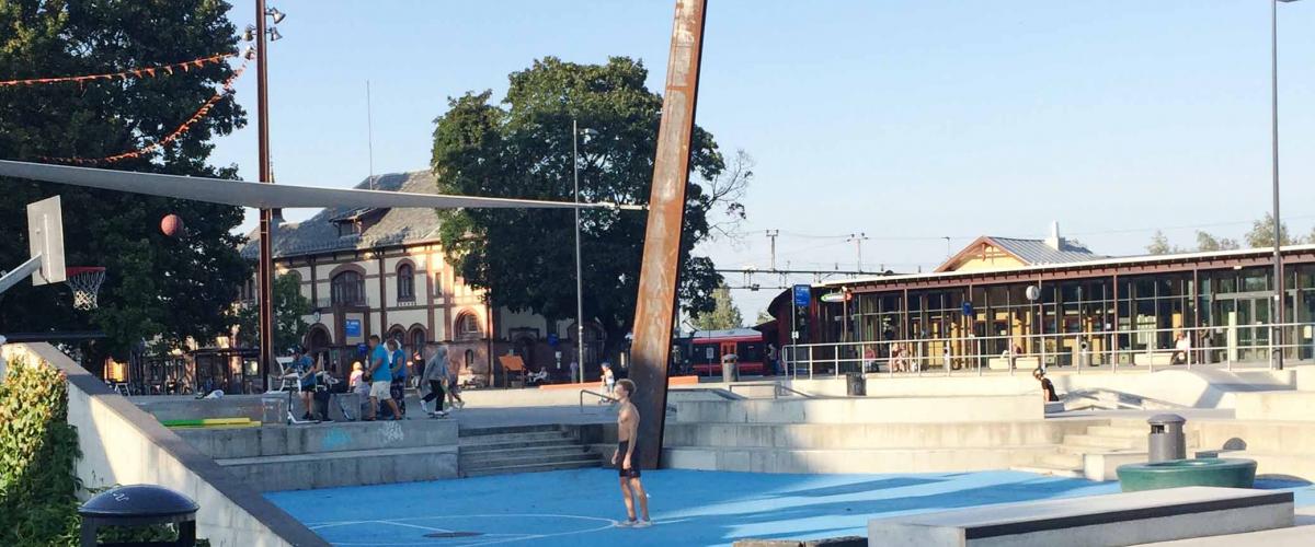 Streetbasketbane og scene i Jernbaneparken.