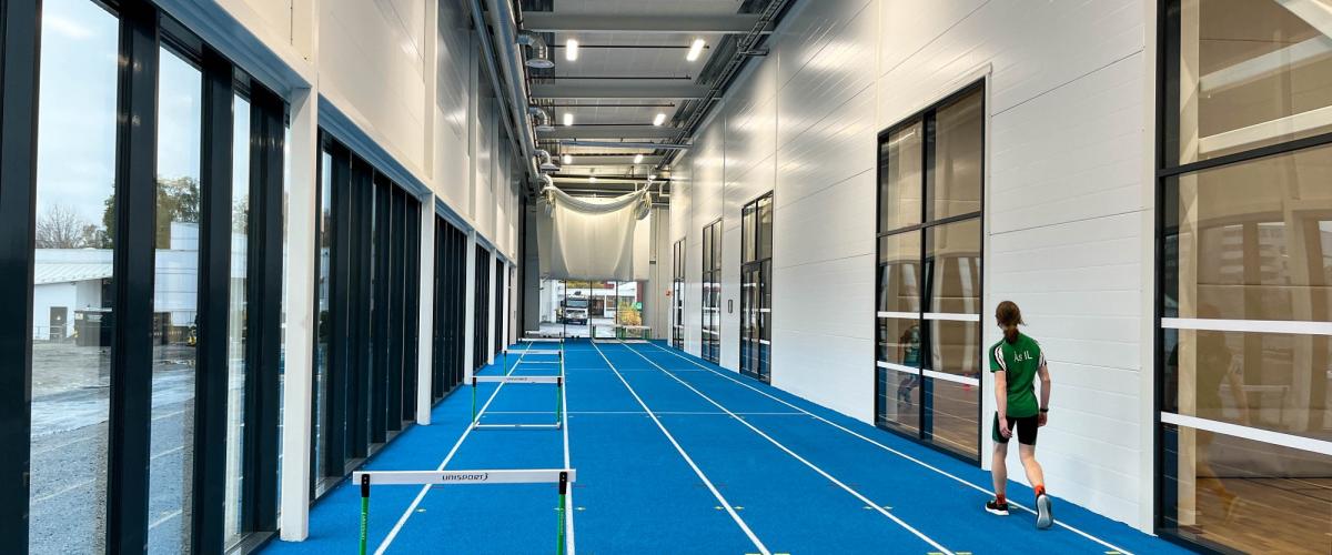 Innendørs løpebane rigget for hekkeløp