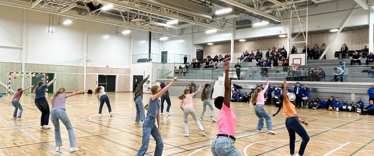 Dansere i fleridrettshallen