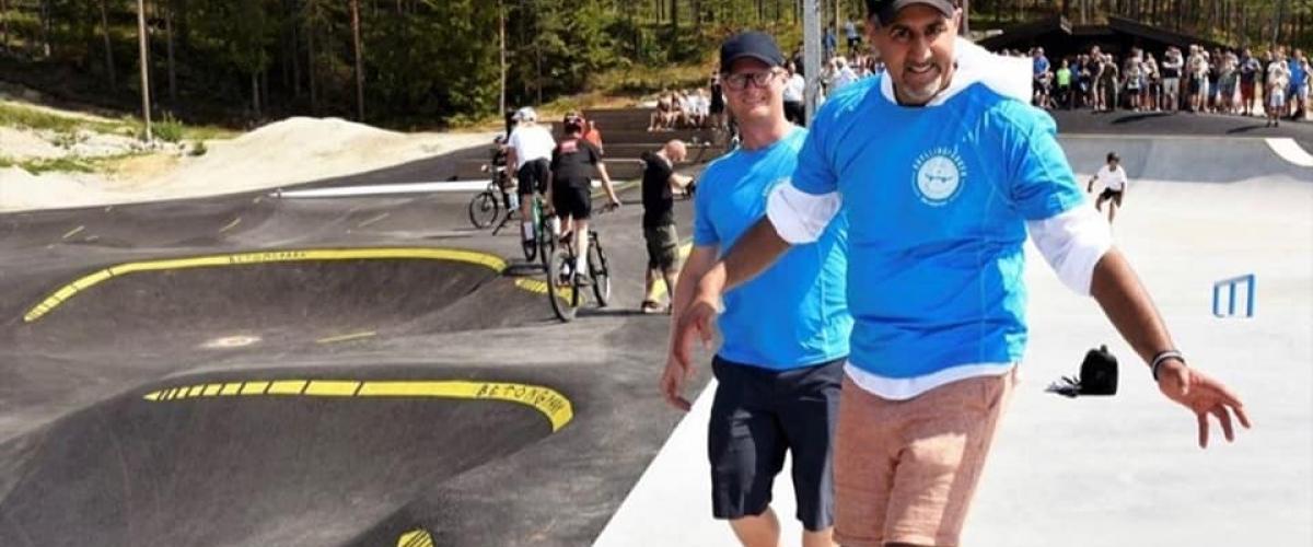 Bilde av kulturminister, Abid Raja, sammen med leder av Krødern Velforening, Geir Bottolfs, på åpningsdagen.