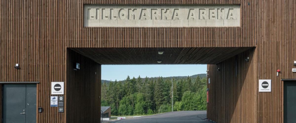 Inngang til skistadion. Vegger av tre.