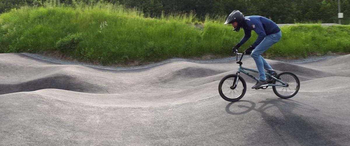 Utøver tester pumptrack på Bryn