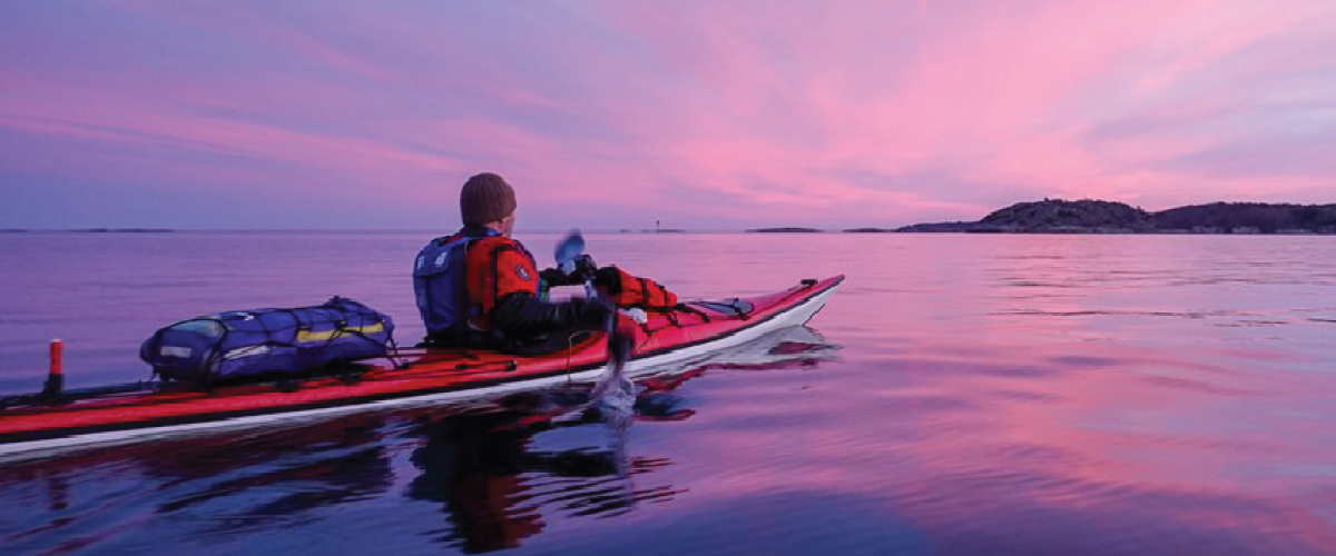 Kajakkpadling på rolig sjø