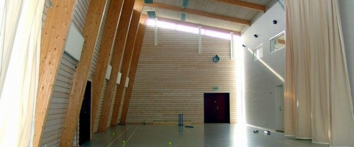 Innendørs treningshall. Foto: Svanholm Cricketklub. Crickethall Svanholm Park