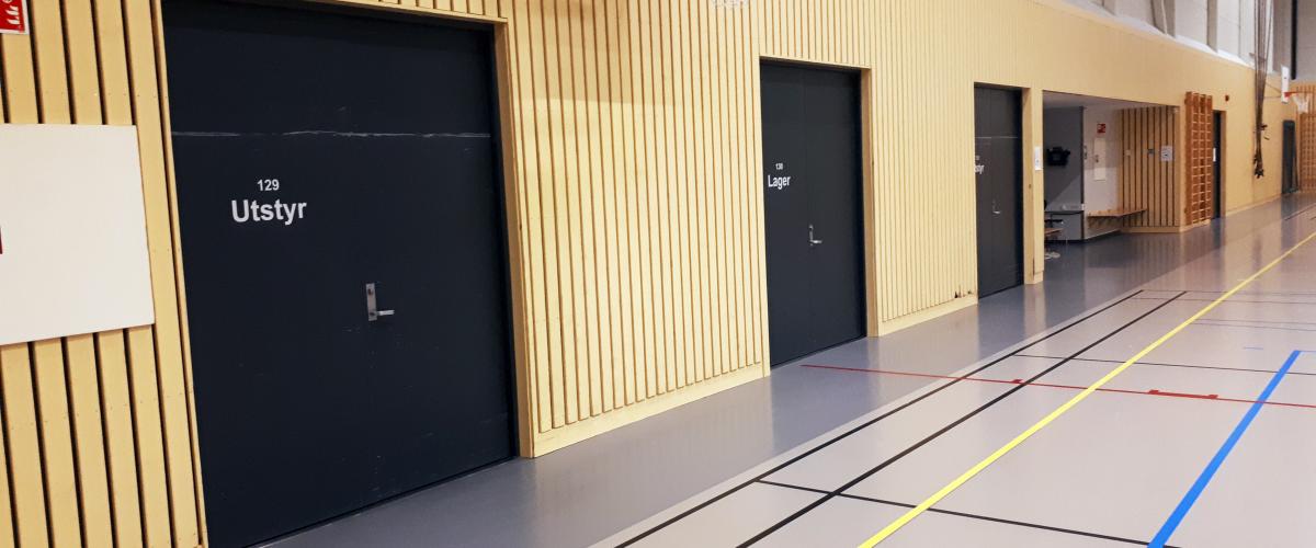 Lager og basketballkurv. Foto: Gode idrettsanlegg Lager og basketballkurv