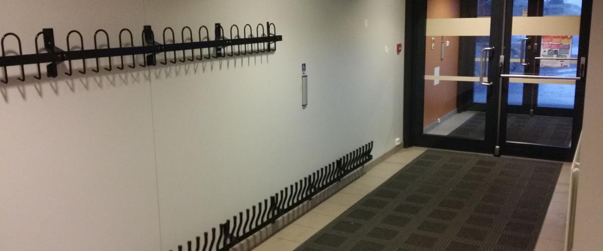 Egen inngang i 2. etasjen for skolen, i sør med opphengt skostativ og knagger for yttertøy. Foto: Privat Inngangsparti med opphengt skostativ og knagger for yttertøy