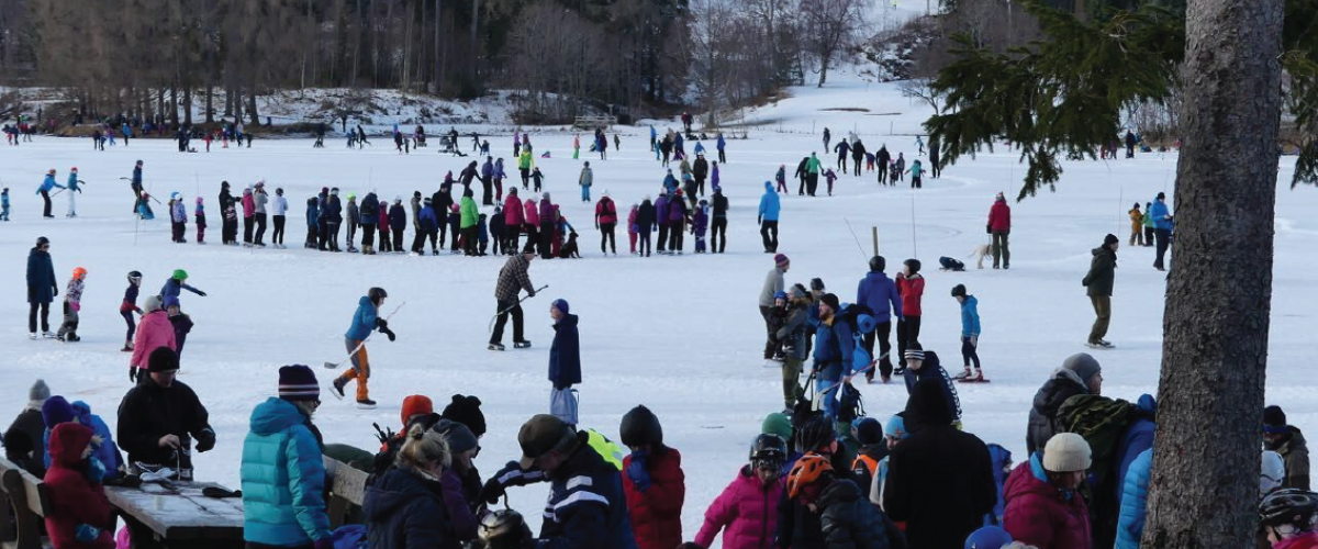 Spising, drikking og avslapping ved benker, samt stor aktivitet på naturisbane