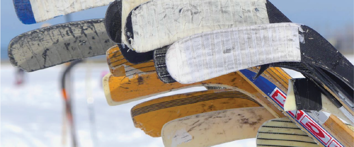 Nærbilde av ishockeykøller