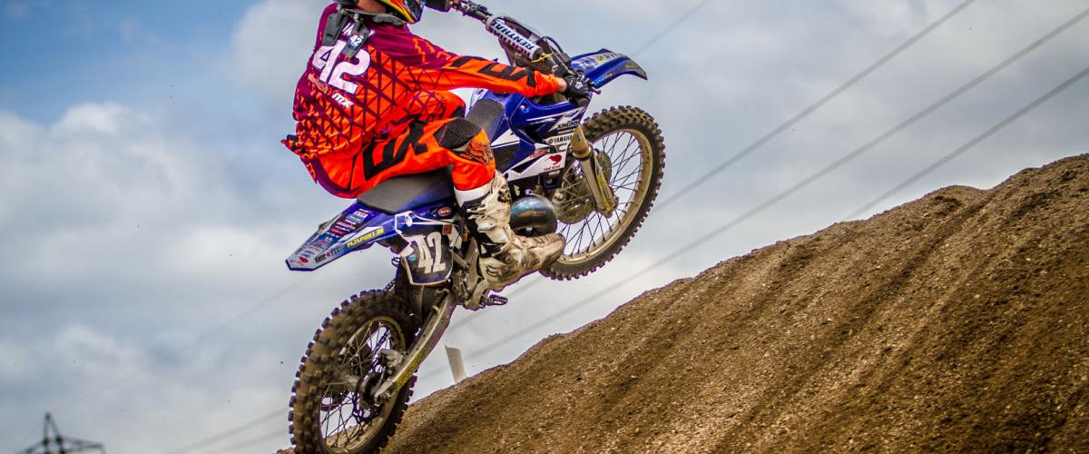 Motocross på vei opp bakke