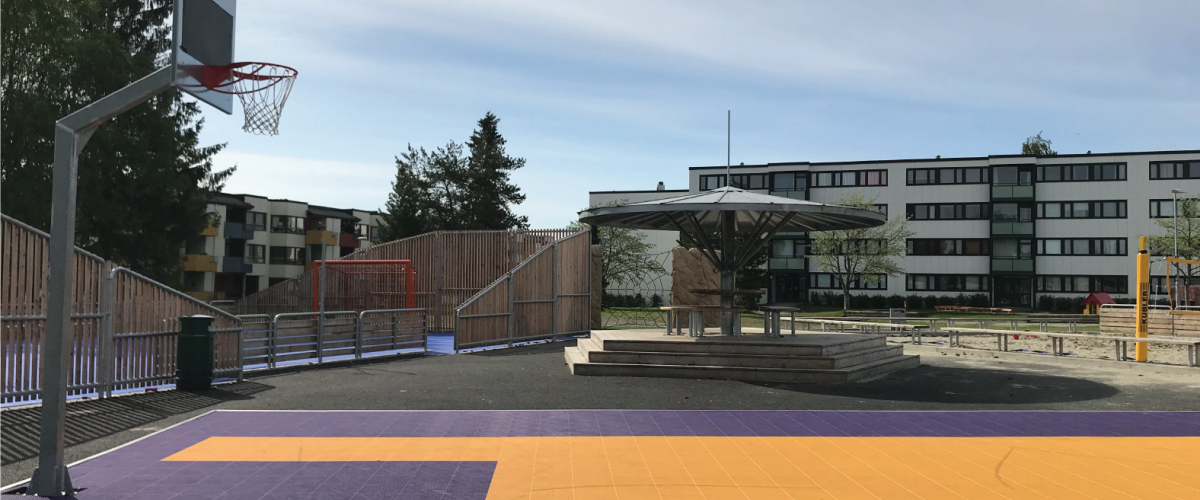 Basketballbane og ballbinge i boligområde