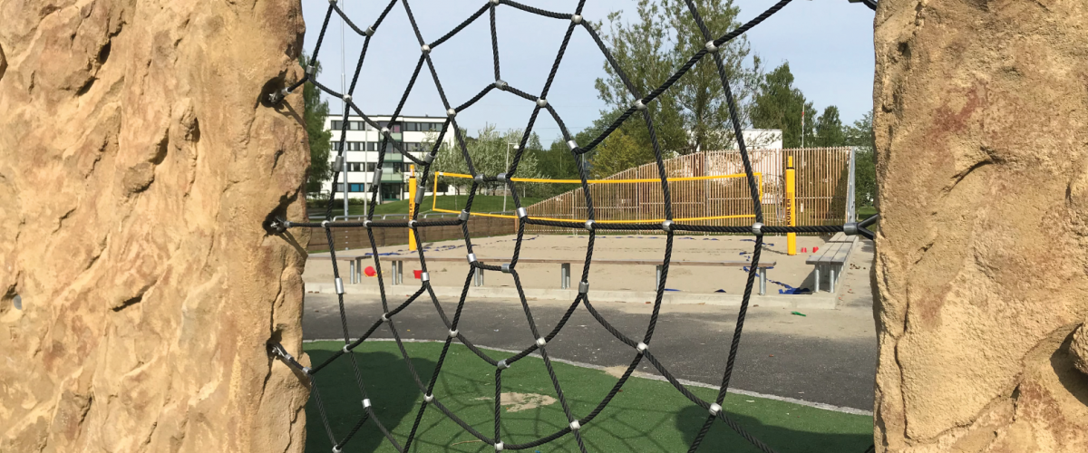 Klatrestein med "edderkoppnett"