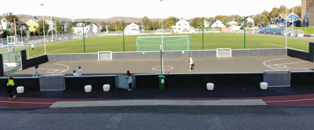 Idrettspark med kunstgressbane, basketballbane, løpebane og andre aktivitetsapparater