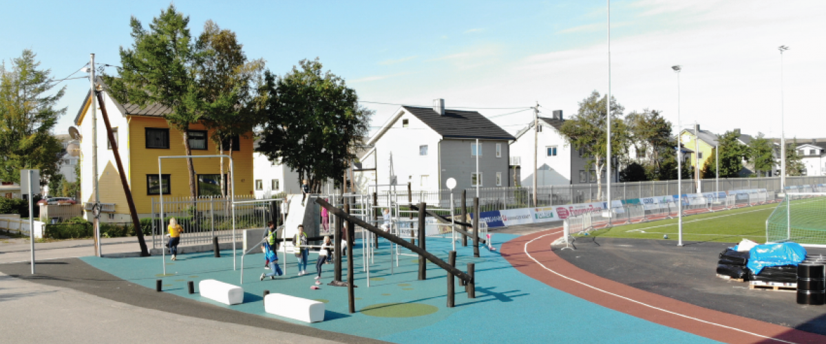 Idrettspark med kunstgressbane, basketballbane, løpebane og andre aktivitetsapparater