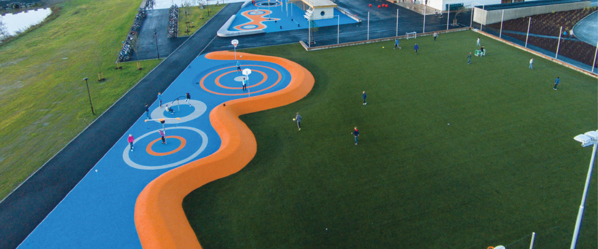 Nærmiljøanlegg ved ungdomsskole, kunstgress og klatreanlegg