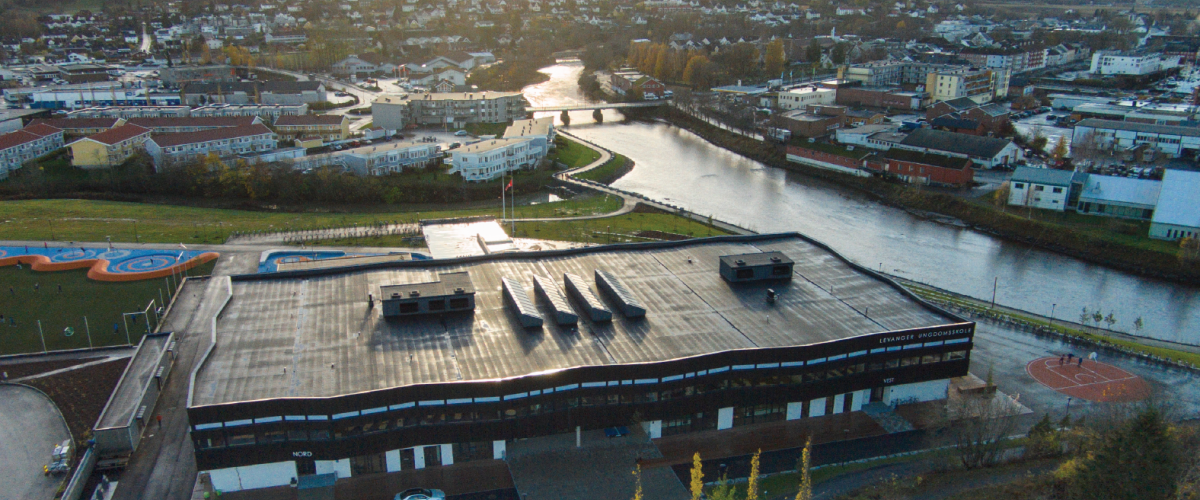 Nærmiljøanlegg ved ungdomsskole, oversiktsbilde over byen