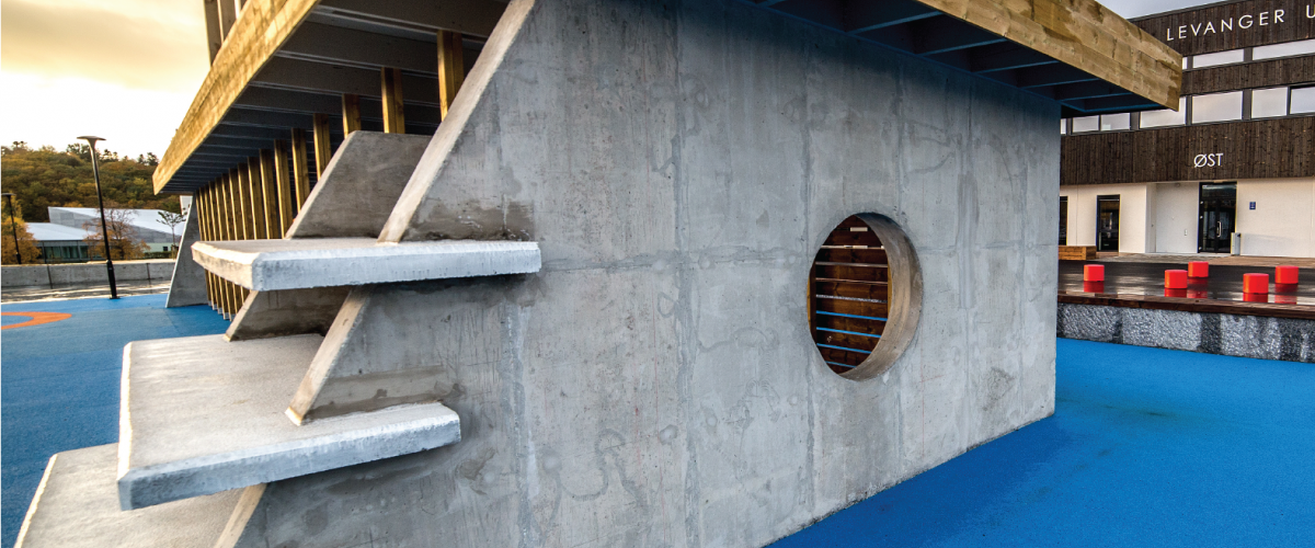 Turne- og klatreanlegg i betong med takplatå av tre