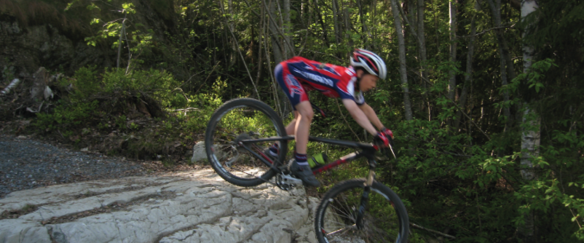 Syklist som sykler nedfor en bratt sti