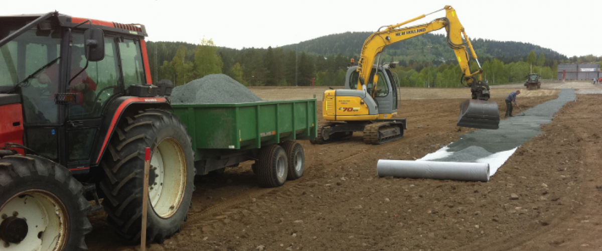 Traktor og gravmaskin anlegger løype