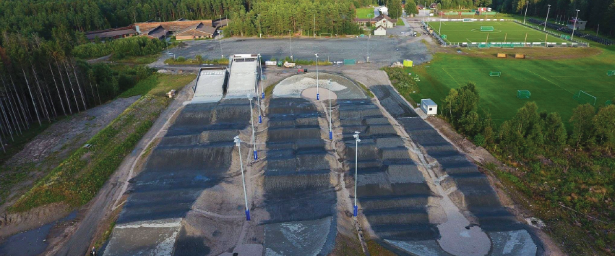 Råde BMX Arena sett fra luften. Foto: Råde BMX BMX Arena sett fra luften med fotballbane i bakgrunnen til høyre.