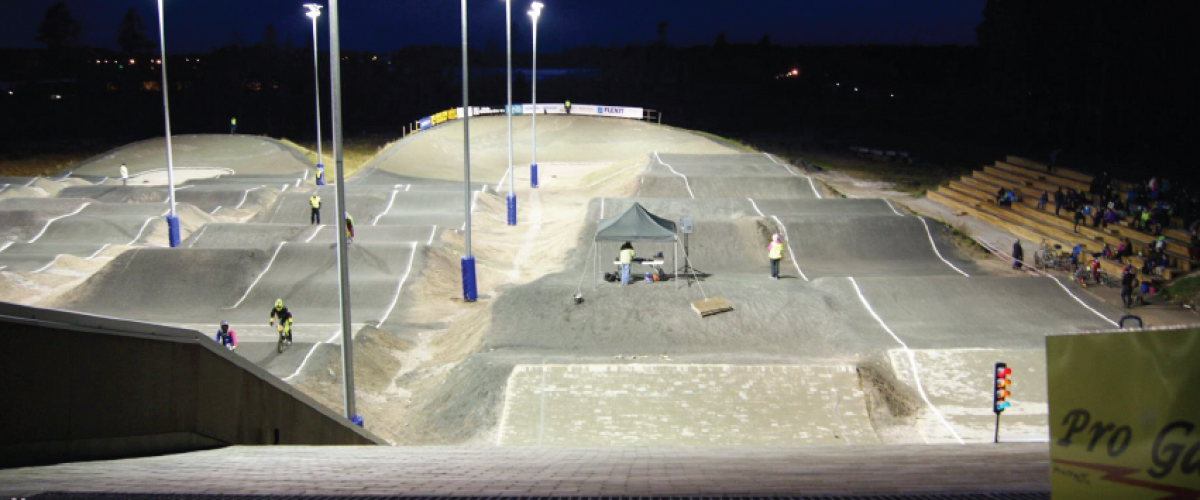 Anlegget er godt belyst. Foto: Råde BMX BMX-anlegget om kvelden