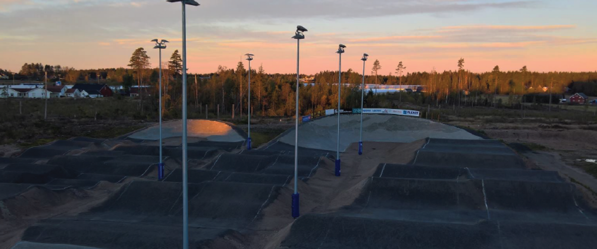 Råde BMX Arena. Foto: Råde BMX Råde BMX Arena på kveldstid for solnedgang