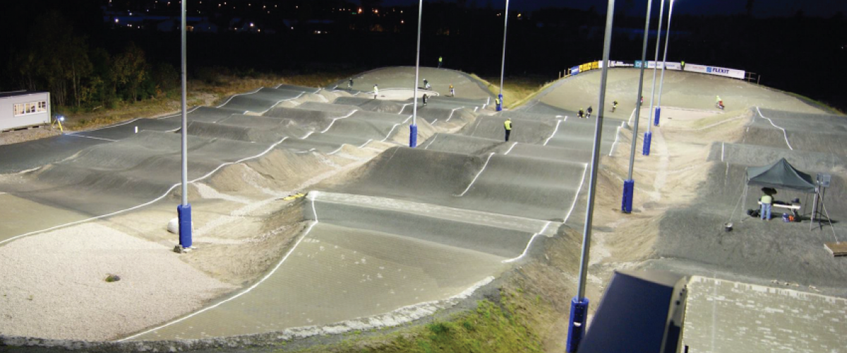 Anlegget er godt belyst. Foto: Råde BMX Anlegget om kvelden.