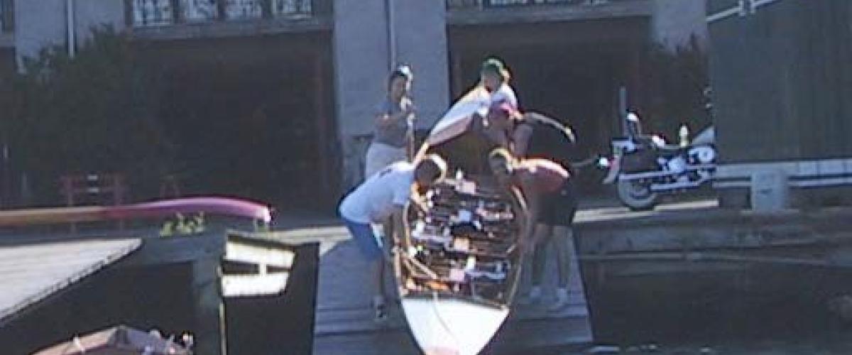 Båt taes opp av vannet