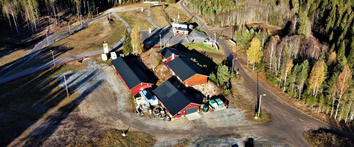 Nes Ski- og Sykkelanlegg har bygget opp et omfattende stadionområde over lang tid. Dette legger tilrette for å kunne avholde store arrangementer som Ski-NM og NorgesCup i terrengsykling. Foto: Nes Ski og Sykkelanlegg Bilde av arena sett fra lufta