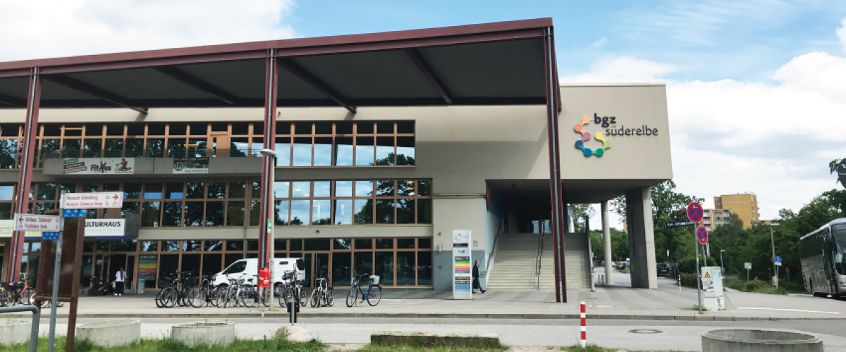 Fasade av stort senter over flere etasjer