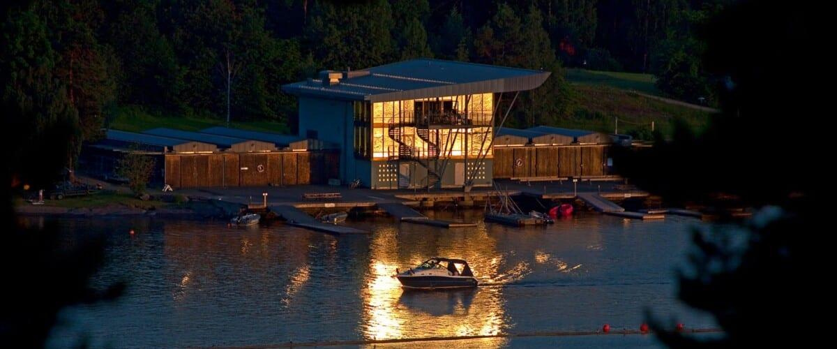 Båtsportenshus om natta